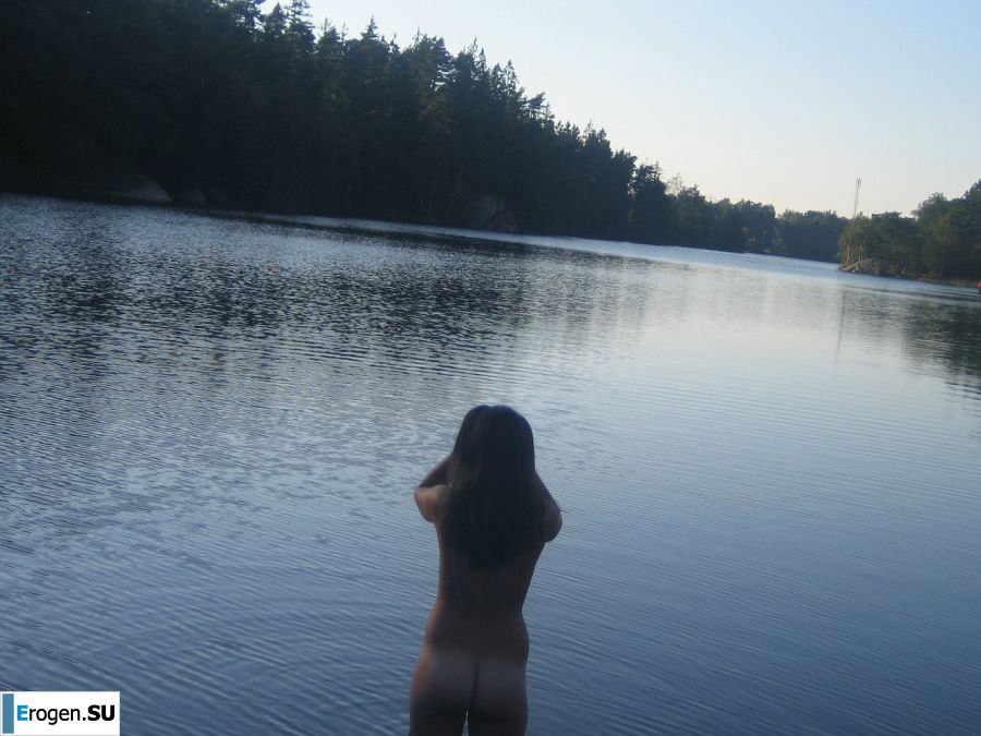 Naughty student with a furry pussy naked bathes in the lake. Photo 25