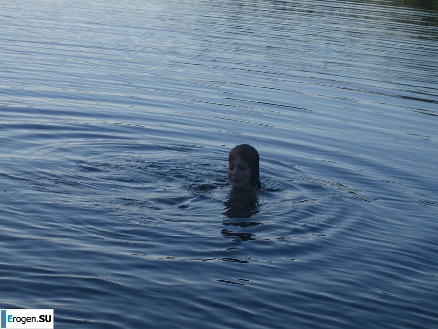 Naughty student with a furry pussy naked bathes in the lake. Photo 5