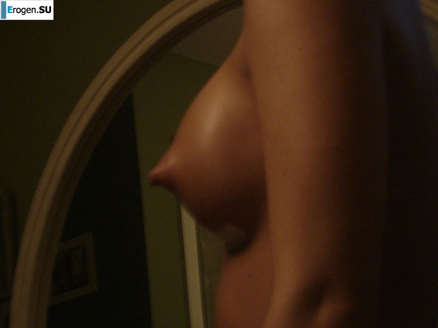 Симпатичная брюнетка выпила в баре и оголила грудь перед парнем. Фото 14