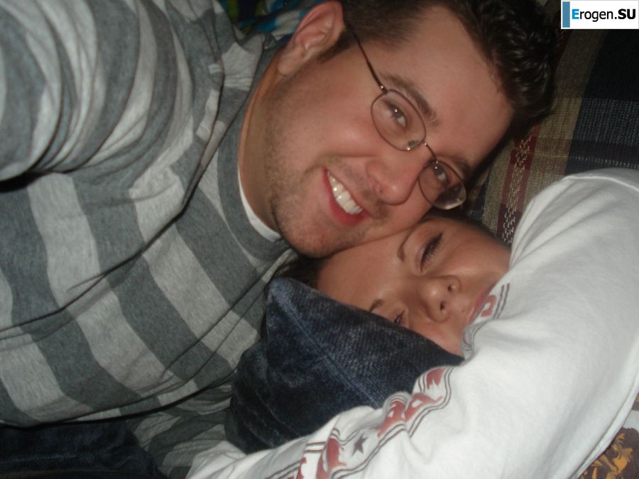 Симпатичная брюнетка выпила в баре и оголила грудь перед парнем. Фото 3