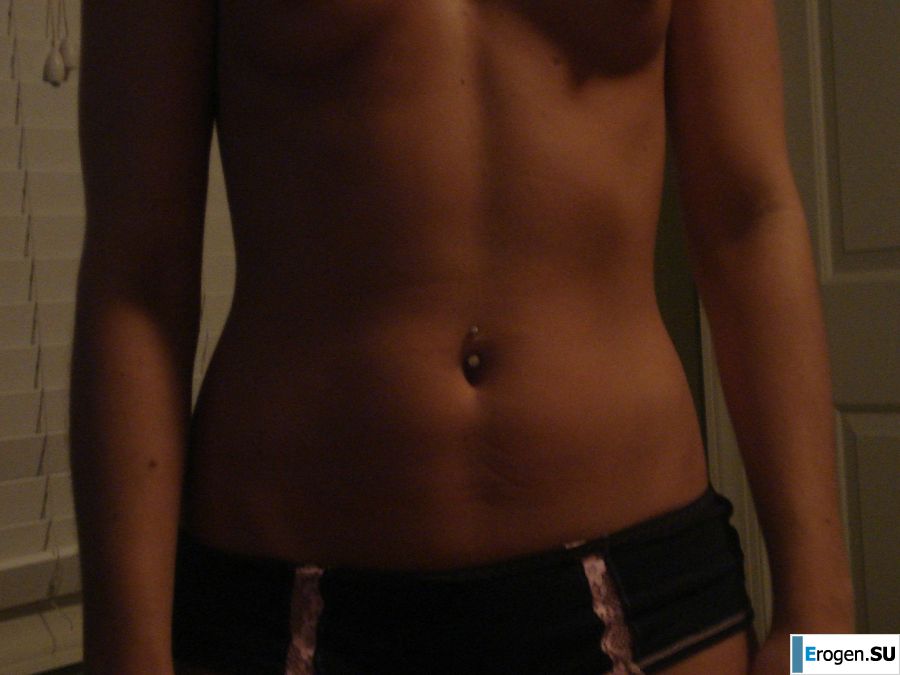 Симпатичная брюнетка выпила в баре и оголила грудь перед парнем. Фото 6