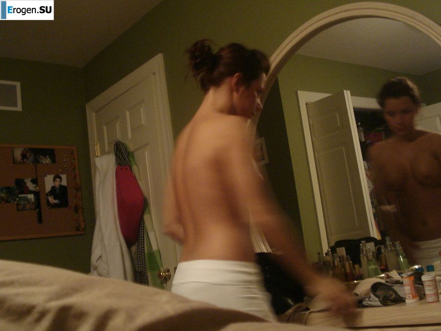 Симпатичная брюнетка выпила в баре и оголила грудь перед парнем. Фото 8