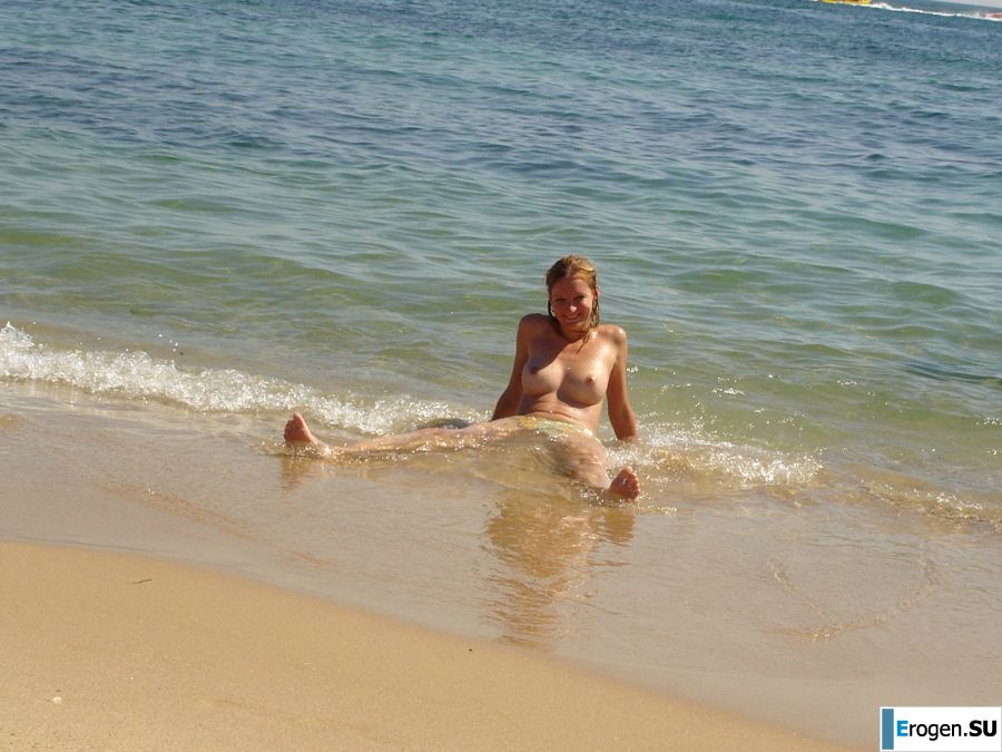 The blonde undressed after the beach and showed boobs. Photo 3