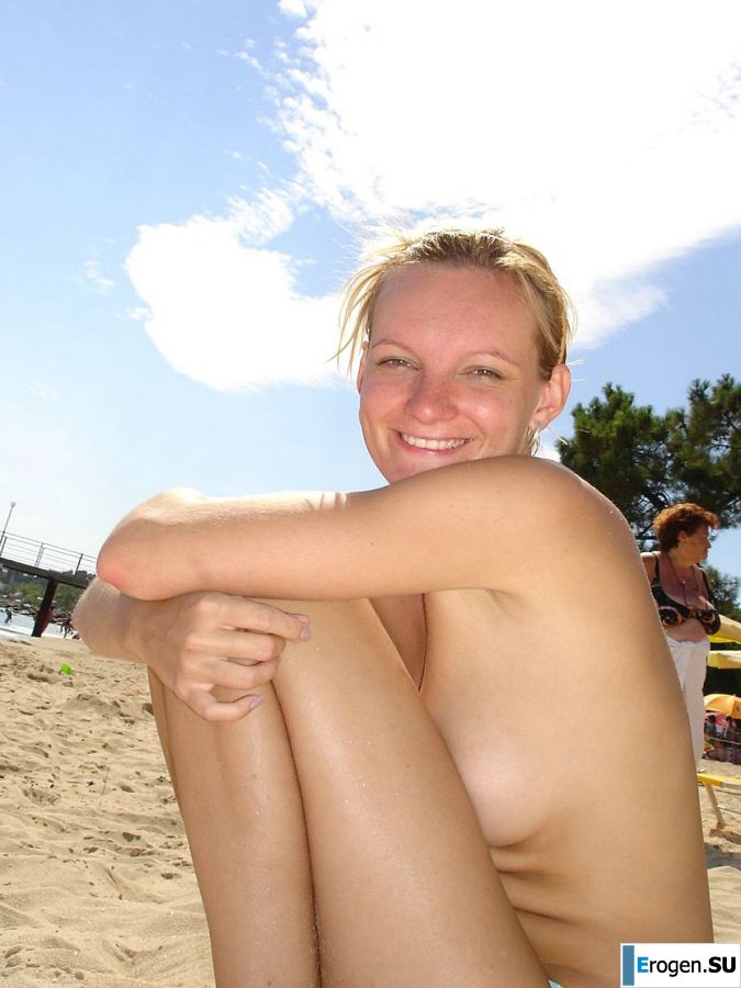 The blonde undressed after the beach and showed boobs. Photo 4