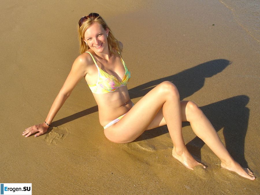 The blonde undressed after the beach and showed boobs. Photo 5