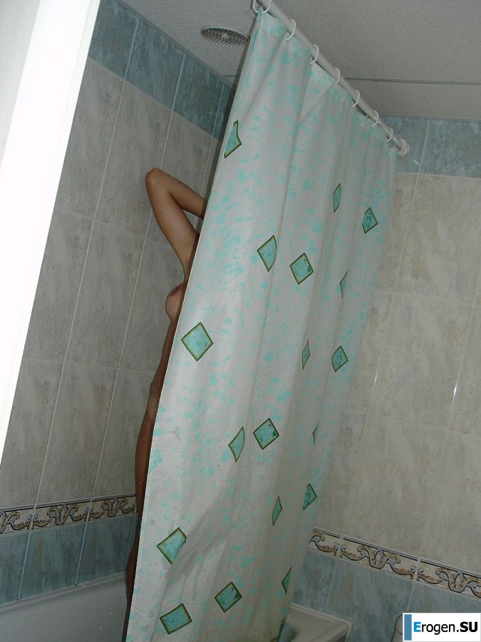 The blonde undressed after the beach and showed boobs. Photo 7