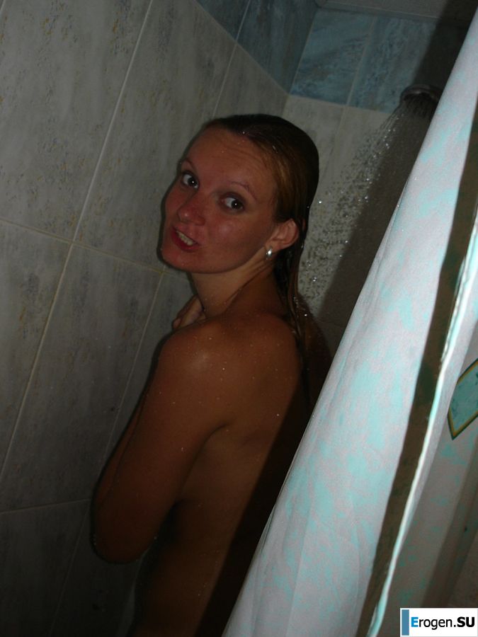 The blonde undressed after the beach and showed boobs. Photo 8