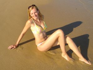 The blonde undressed after the beach and showed boobs. Thumb 5