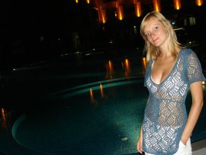 The blonde undressed after the beach and showed boobs. Thumb 6