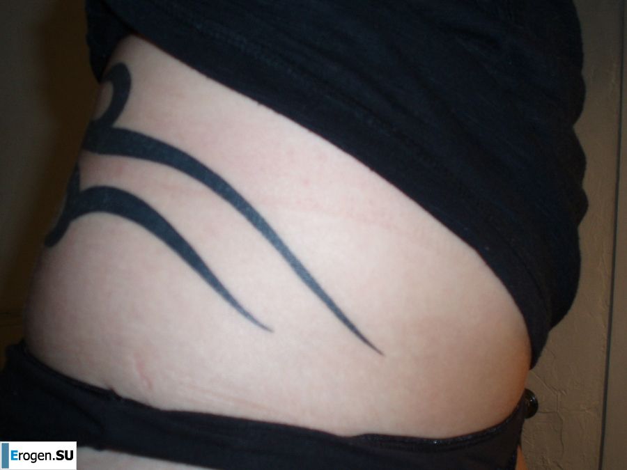 A student with a pierced nipple and tattoos undressed and showed a pussy. Photo 17