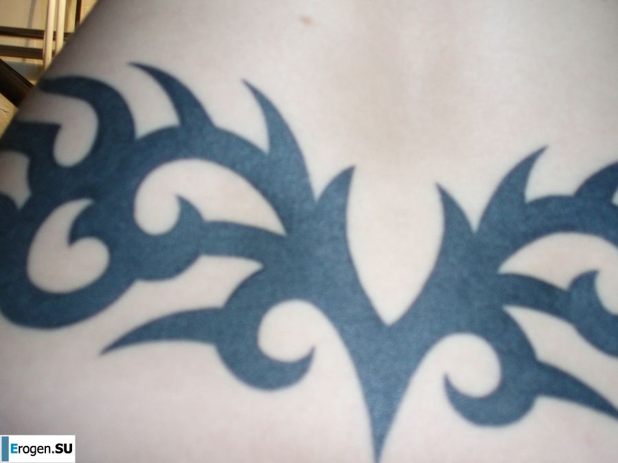 A student with a pierced nipple and tattoos undressed and showed a pussy. Photo 19