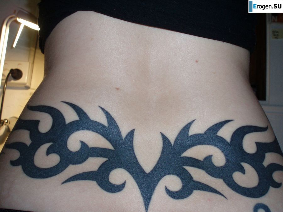 A student with a pierced nipple and tattoos undressed and showed a pussy. Photo 20