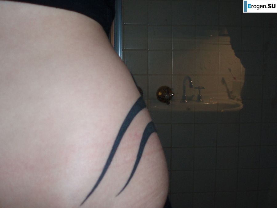 A student with a pierced nipple and tattoos undressed and showed a pussy. Photo 22