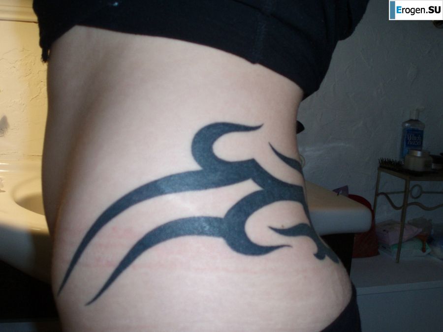 A student with a pierced nipple and tattoos undressed and showed a pussy. Photo 23