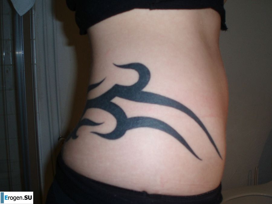 A student with a pierced nipple and tattoos undressed and showed a pussy. Photo 24