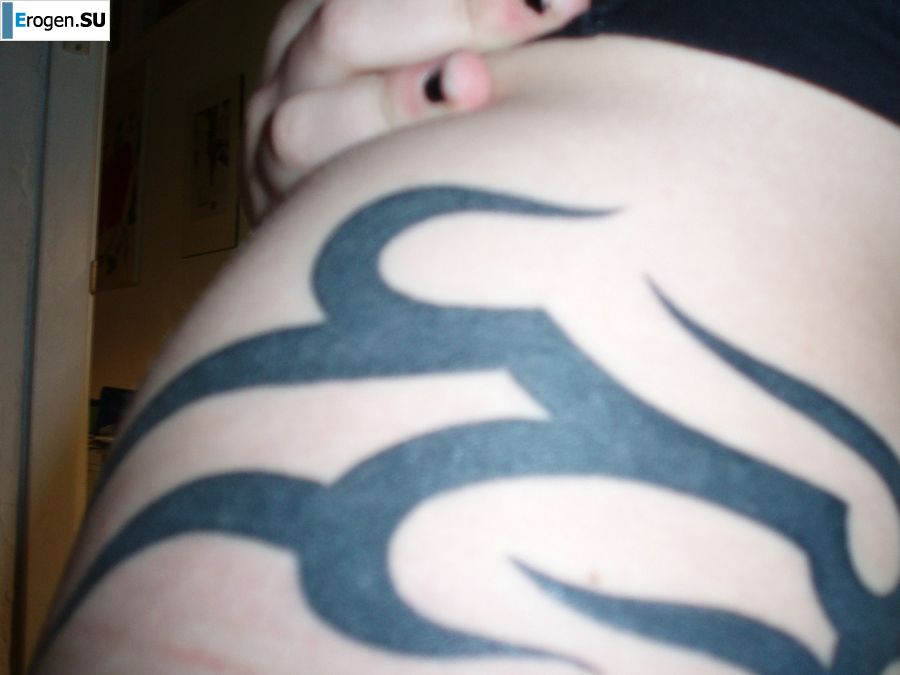 A student with a pierced nipple and tattoos undressed and showed a pussy. Photo 26