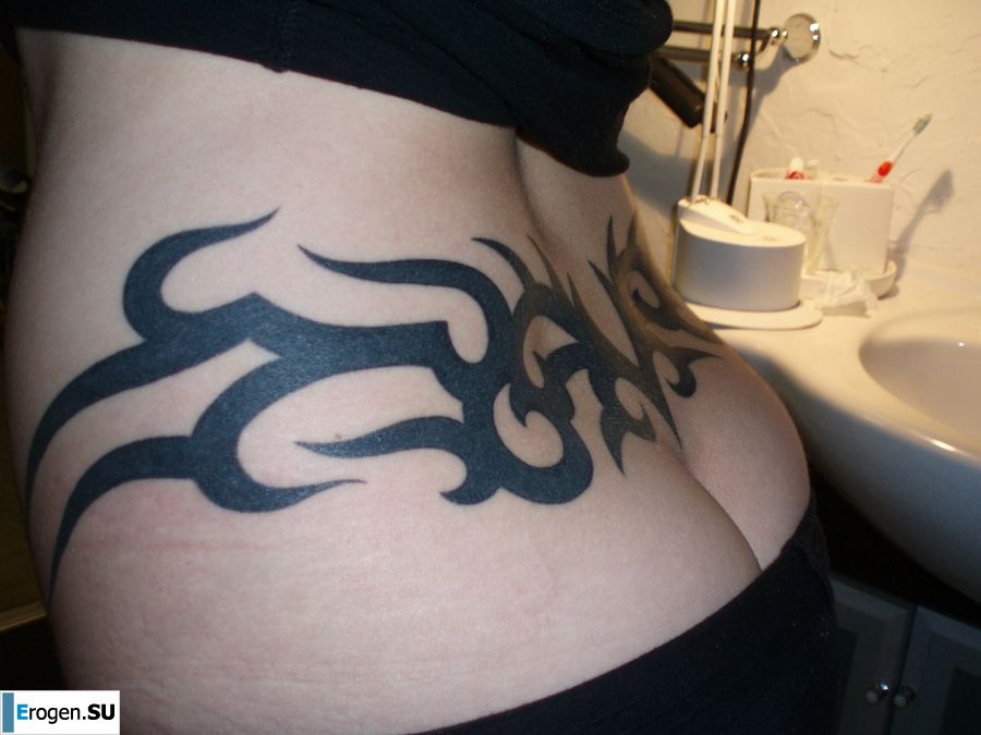 A student with a pierced nipple and tattoos undressed and showed a pussy. Photo 28