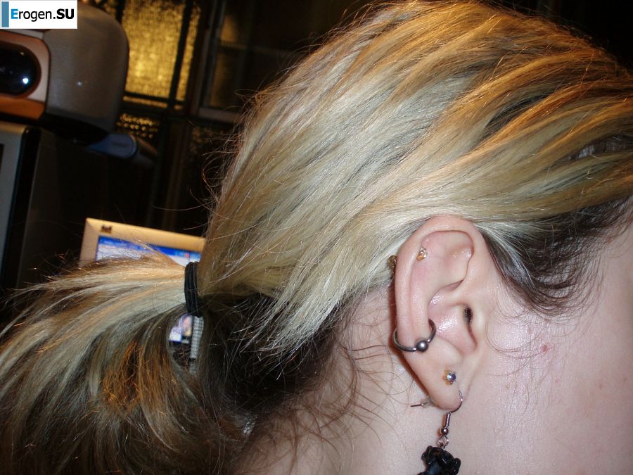 A student with a pierced nipple and tattoos undressed and showed a pussy. Photo 3