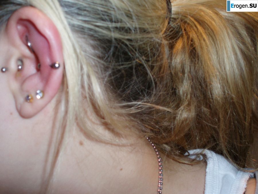 A student with a pierced nipple and tattoos undressed and showed a pussy. Photo 31