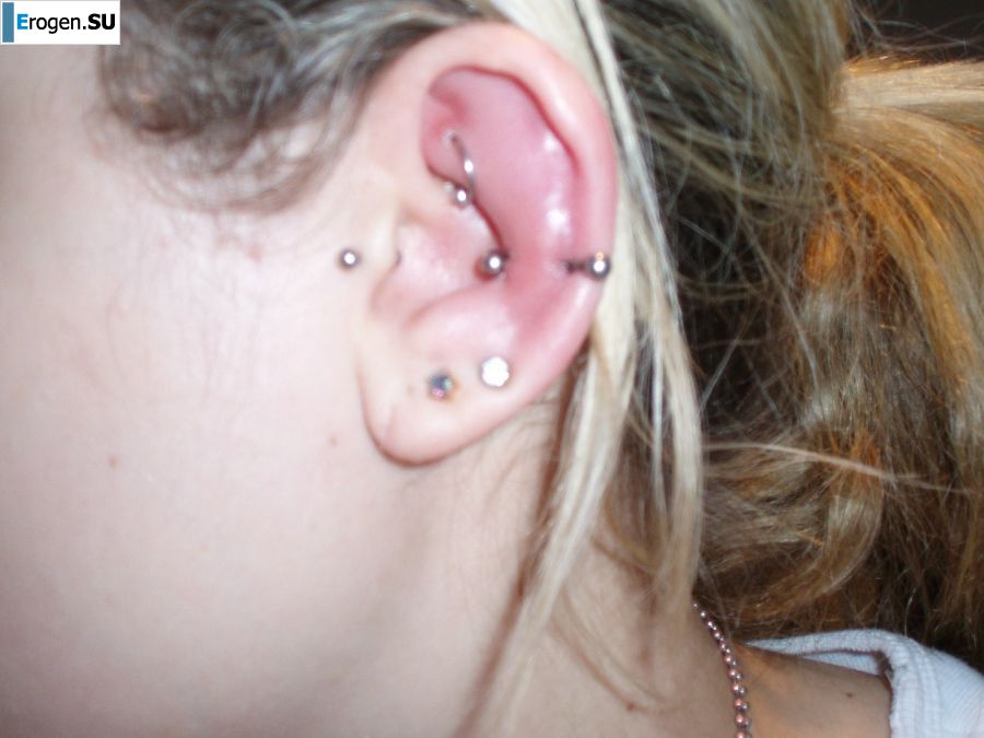 A student with a pierced nipple and tattoos undressed and showed a pussy. Photo 32