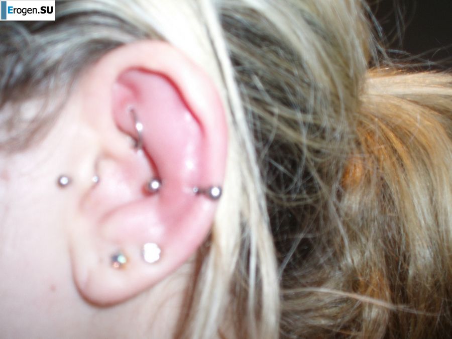 A student with a pierced nipple and tattoos undressed and showed a pussy. Photo 33