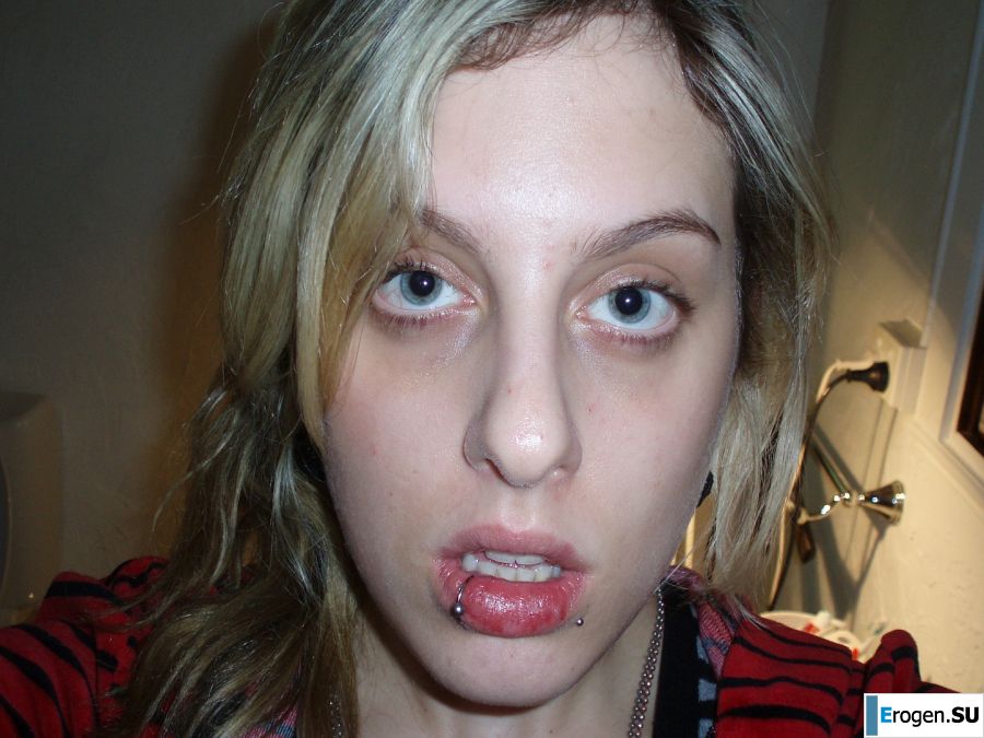 A student with a pierced nipple and tattoos undressed and showed a pussy. Photo 6