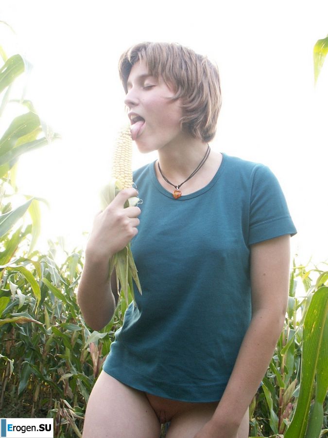 Худенькая студентка ублажает себя кукурузой прямо в поле. Фото 23