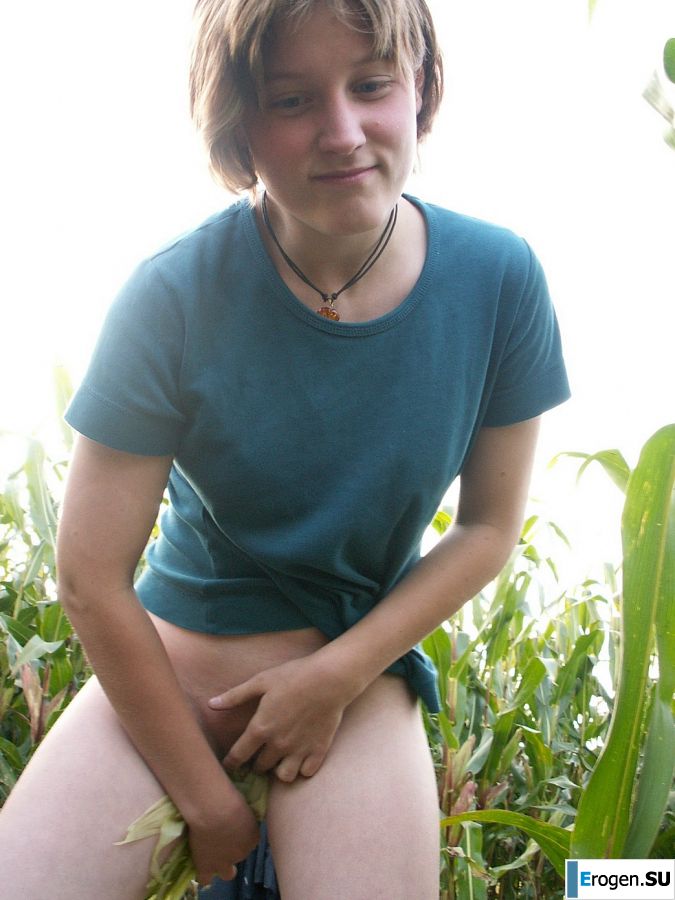 Худенькая студентка ублажает себя кукурузой прямо в поле. Фото 27