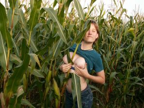 Худенькая студентка ублажает себя кукурузой прямо в поле. Эскиз 5