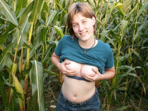 Худенькая студентка ублажает себя кукурузой прямо в поле. Эскиз 8