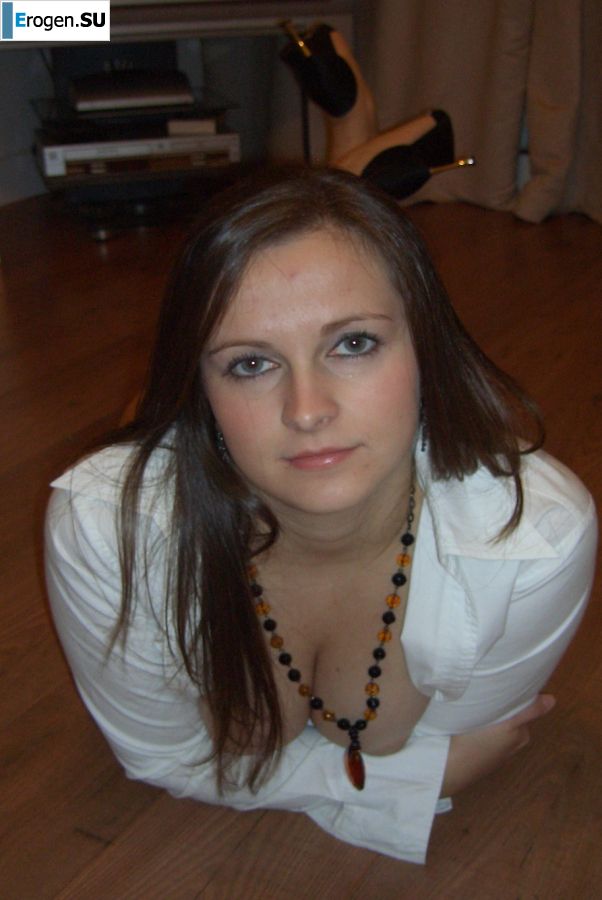 Аппетитная телочка спустила трусики у камина. Фото 4