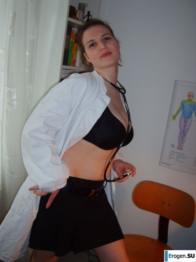 Ролевые игры яркой брюнетки в короткой юбке и ее парня. Фото 23