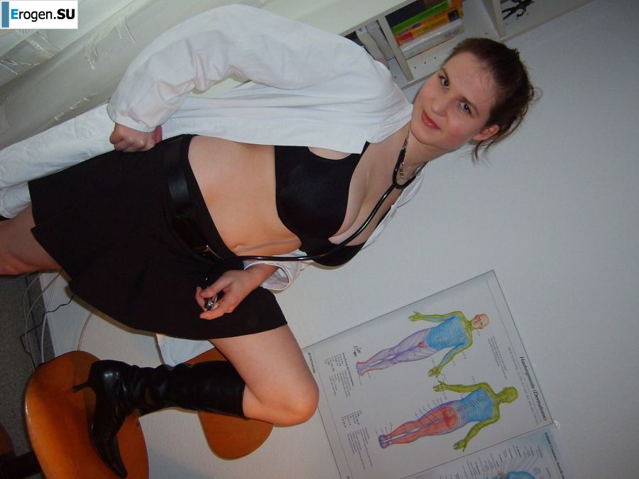 Ролевые игры яркой брюнетки в короткой юбке и ее парня. Фото 24