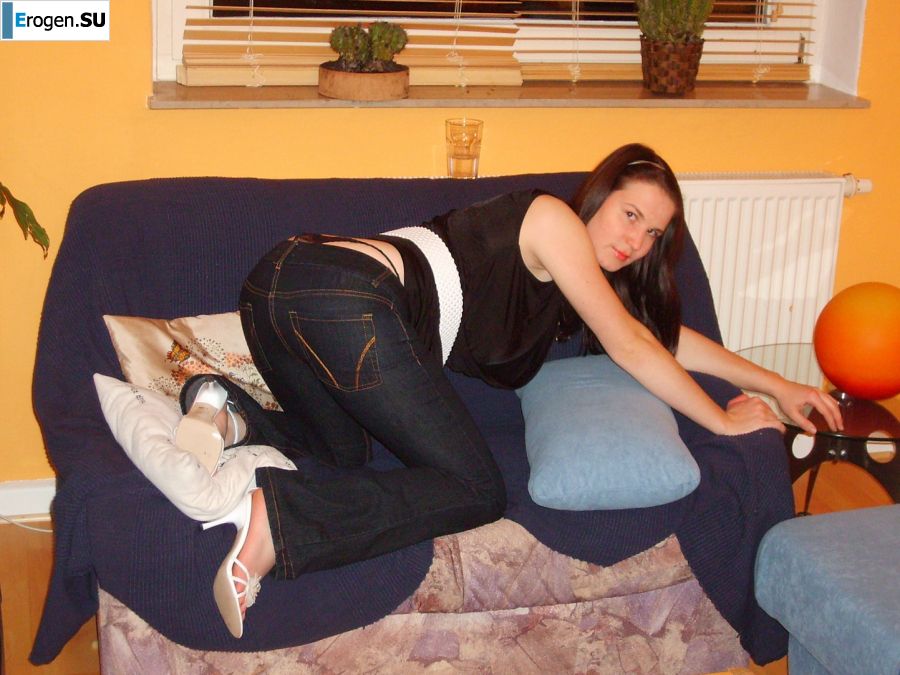 Ролевые игры яркой брюнетки в короткой юбке и ее парня. Фото 5