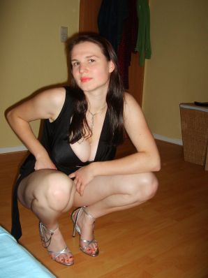 Ролевые игры яркой брюнетки в короткой юбке и ее парня. Эскиз 12