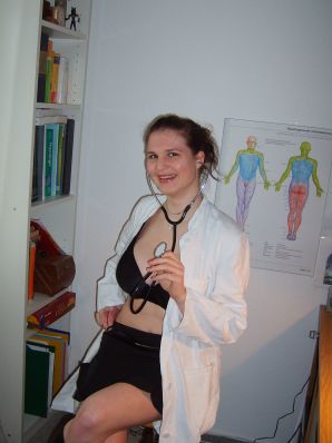 Ролевые игры яркой брюнетки в короткой юбке и ее парня. Эскиз 22