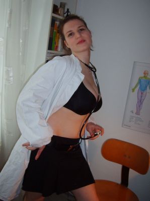 Ролевые игры яркой брюнетки в короткой юбке и ее парня. Эскиз 23