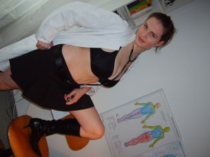 Ролевые игры яркой брюнетки в короткой юбке и ее парня. Эскиз 24