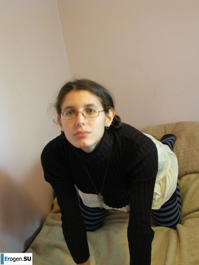 Симпатичная студентка теребит письку и показывает половые губы. Фото 28