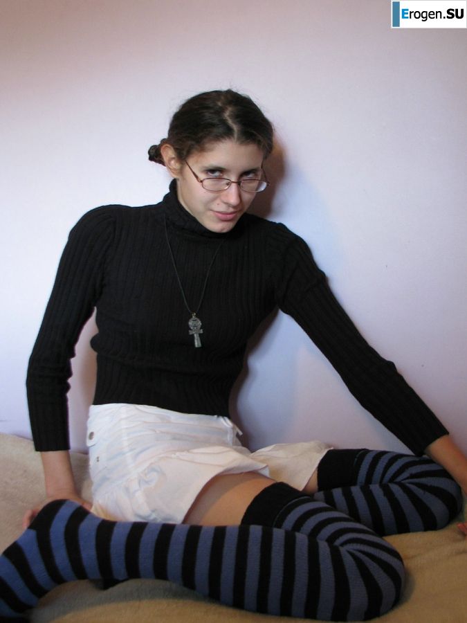 Симпатичная студентка теребит письку и показывает половые губы. Фото 30