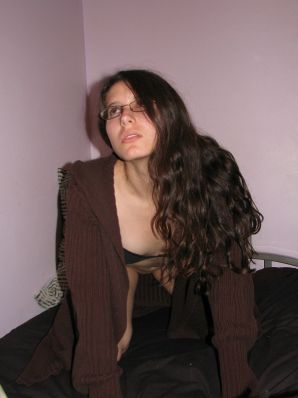 Симпатичная студентка теребит письку и показывает половые губы. Эскиз 10