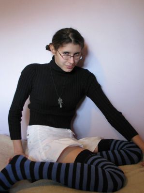 Симпатичная студентка теребит письку и показывает половые губы. Эскиз 30