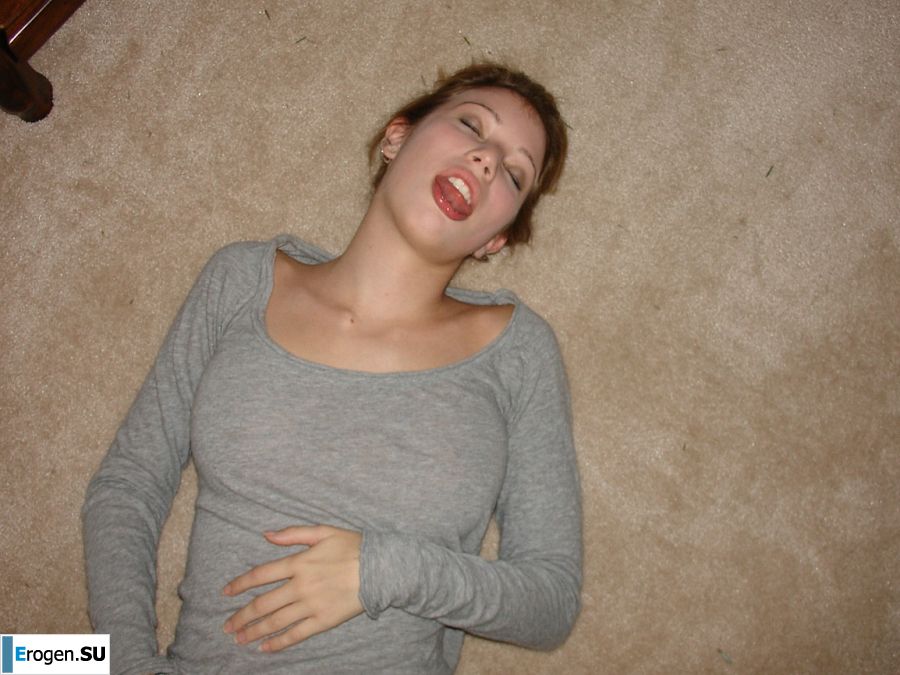 Юная девушка раздвинула ноги и теребит пальчиками мокрые половые губы. Фото 10