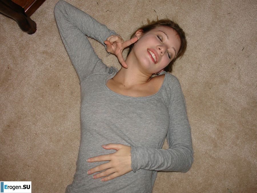 Юная девушка раздвинула ноги и теребит пальчиками мокрые половые губы. Фото 11