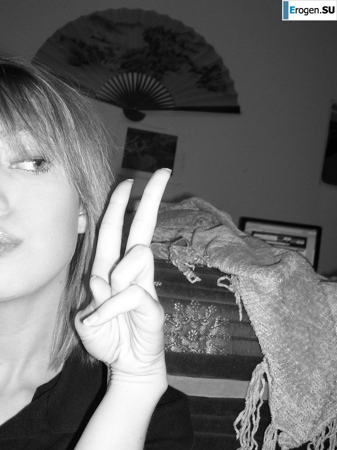 Юная девушка раздвинула ноги и теребит пальчиками мокрые половые губы. Фото 3