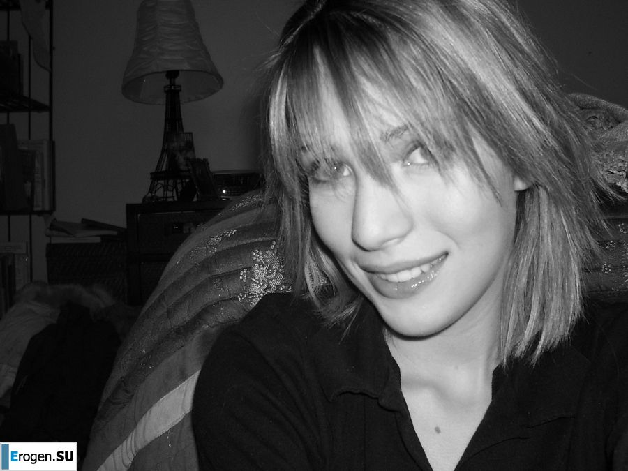 Юная девушка раздвинула ноги и теребит пальчиками мокрые половые губы. Фото 4