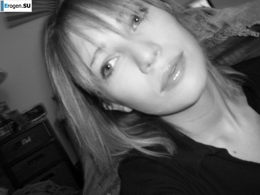 Юная девушка раздвинула ноги и теребит пальчиками мокрые половые губы. Фото 5