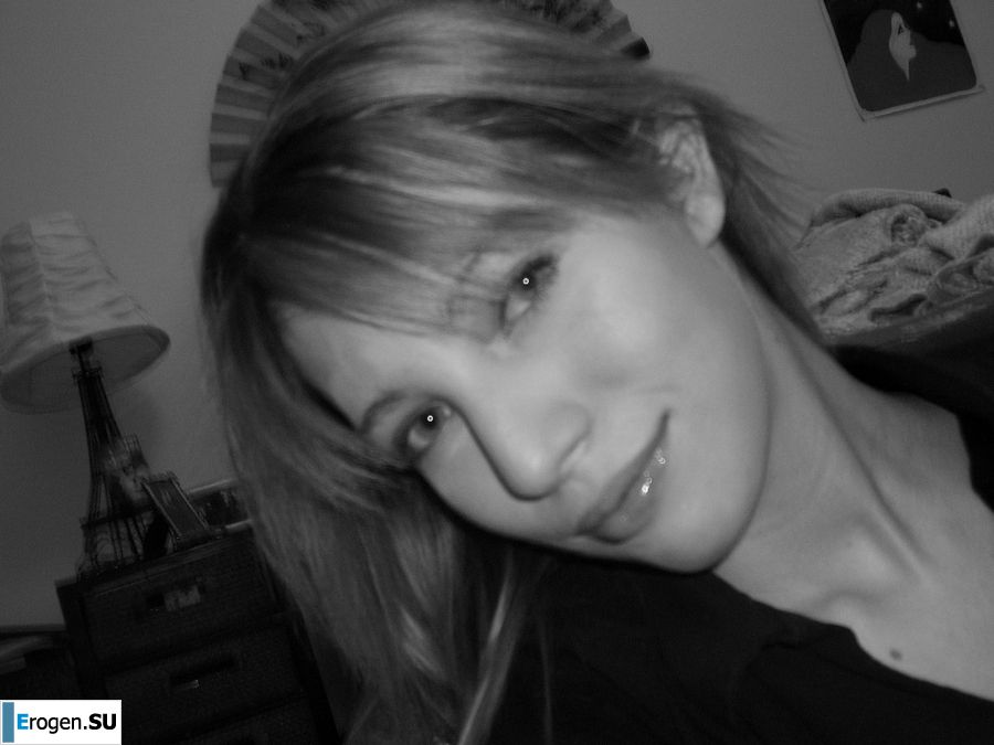 Юная девушка раздвинула ноги и теребит пальчиками мокрые половые губы. Фото 6