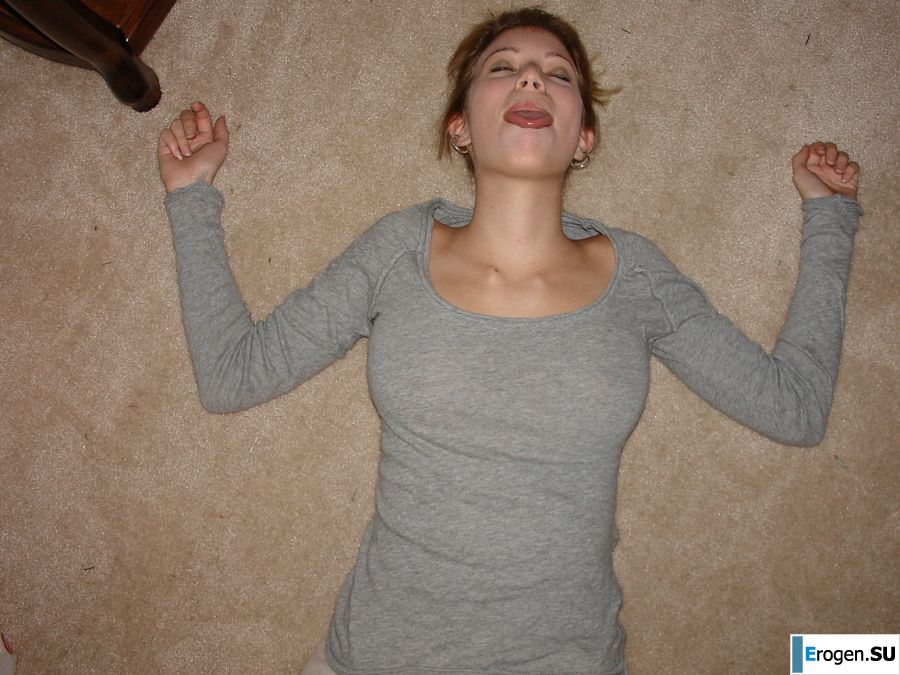 Юная девушка раздвинула ноги и теребит пальчиками мокрые половые губы. Фото 7