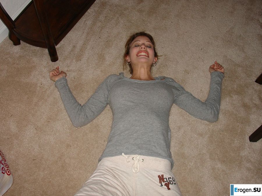 Юная девушка раздвинула ноги и теребит пальчиками мокрые половые губы. Фото 8